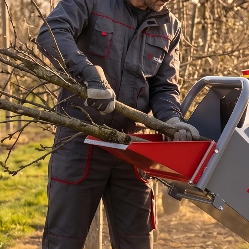 hortmasz HRGS ST 100 L212 podczas rozdrabniania gałęzi do 100mm